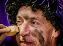 Een roetveegpiet laat zien dat je met de nodige lenigheid lang niet zo smerig hoeft te worden.