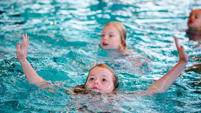 Gooit Nunspeet het traditionele schoolzwemmen overboord? ‘Zorgen dat je niet in paniek raakt’