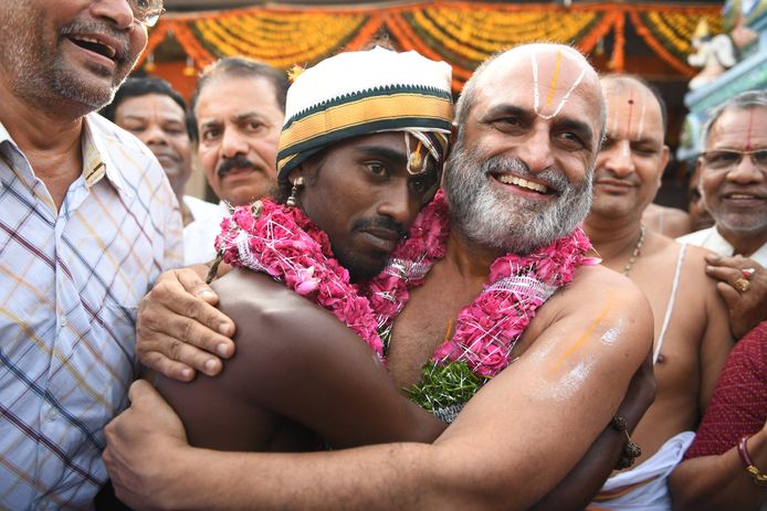 Priester CS Rangarajan (rechts) met dalit Aditya Parasri (links)