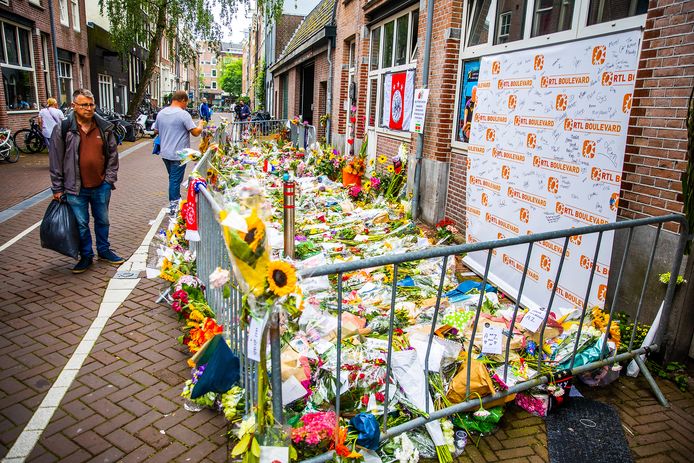 De bloemenzee voor misdaadverslaggever Peter R. de Vries in de Lange Leidsedwarsstraat in het centrum van Amsterdam.