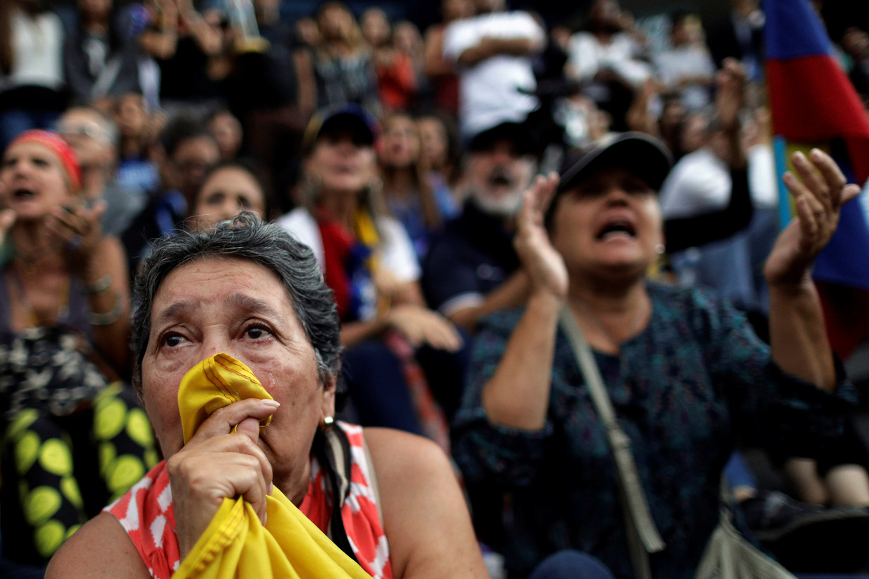 Een vrouw huilt tijdens een bijeenkomst van de oppositie in Caracas. Beeld REUTERS