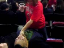Elle offre un lap dance sexy pendant un match des Bulls