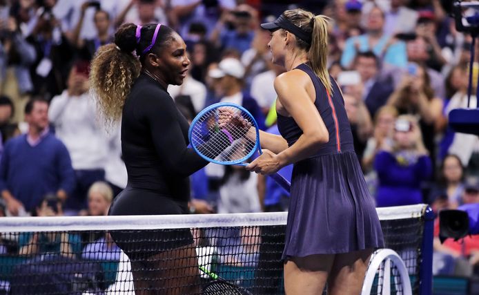 Serena Williams (links) wordt met haar overwinning gefeliciteerd door Maria Sjarapova.