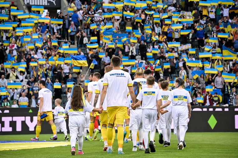Het Oekraïens elftal betreedt het veld voor een benefietwedstrijd tegen Borussia Mönchengladbach in Duitsland, op 11 mei. Beeld ANP / EPA