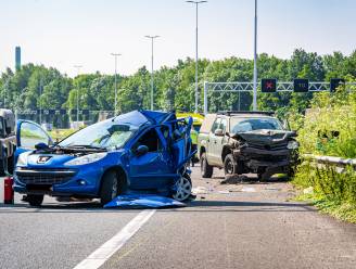 Bestuurder van Belgisch voertuig zwaargewond na botsing met militair voertuig op Nederlandse snelweg