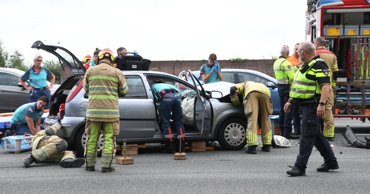 A12 dicht door ernstig ongeluk bij De Meern, twee vrachtwagens en 3 personenautos betrokken.