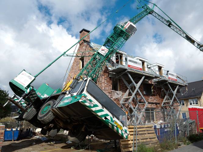 Bouwkraan valt op dak nieuwbouwhuis in Doetinchem: twee woningen beschadigd