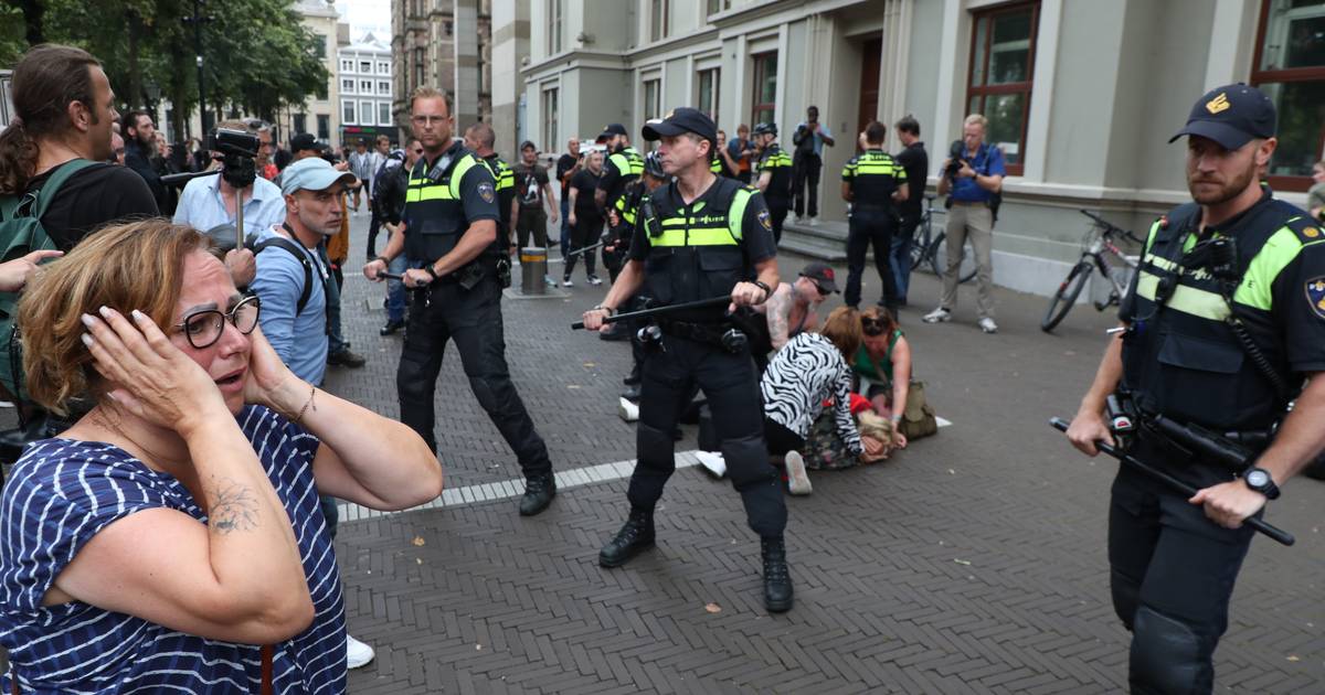 Politie Moet Ingrijpen Op Binnenhof Bij Protestactie Tegen Coronamaatregelen Den Haag Ad Nl