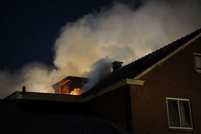 Vlammen slaan uit het dak van een bovenwoning in Putten.