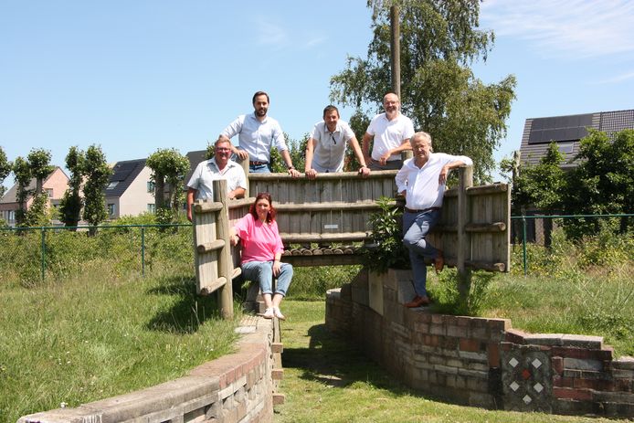 Burgemeester Gauthier Defreyne en de schepenen op het speeldomein De Speeldernis.