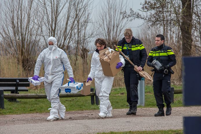Rechercheurs onderzoeken de Bosdijk bij Nieuwer Ter Aa, naar aanleiding van de verkrachtingszaak.