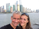 Anika Redhed en haar man in Shanghai waar de ‘verkapte verkoopreis’ eindigde.