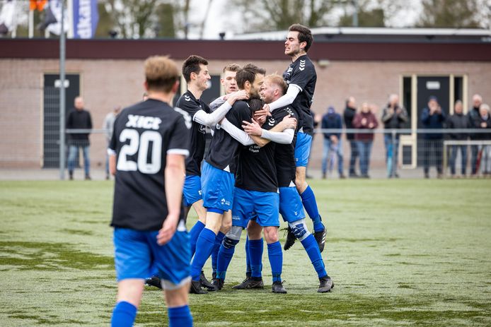 Feest bij ASC’62 na de nipte uitzege op SC Lutten. Harrie Kiezebrink is de gevierde man.