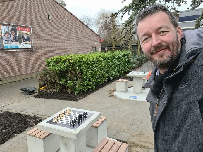 Herbert Eppinga bij de nieuwe schaaktafels in Meerkerk.