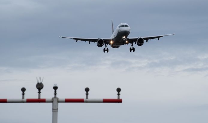 Een vliegtuig zet ondanks hevige windstoten de landing in op de luchthaven van Frankfurt.
