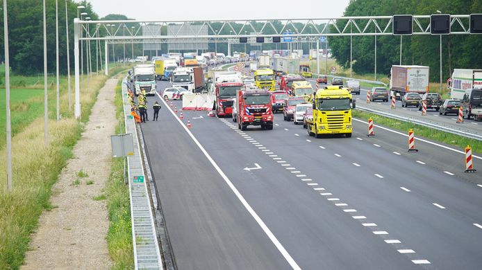 Achter het dodelijke verkeersongeluk op de A1 bij Holten ontstond een lange file.
