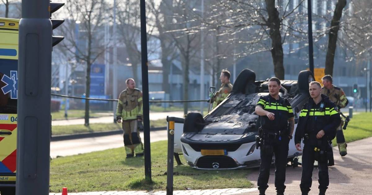 Auto belandt op de kop na botsing met taxi in Deventer.