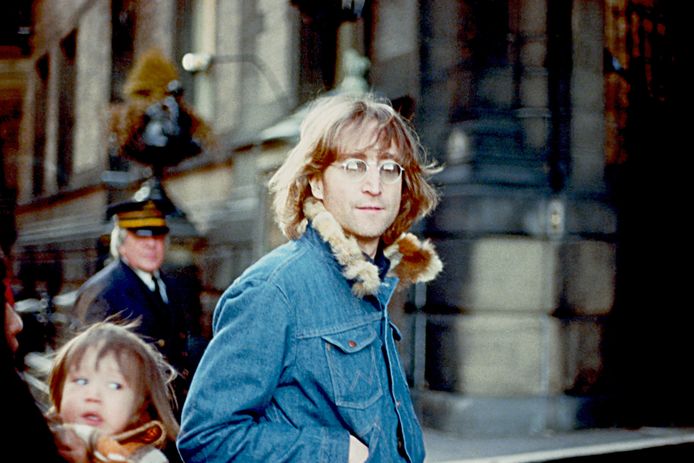 John Lennon, met helemaal links zijn vrouw Yoko Ono en hun zoontje Sean Lennon in 1977 in New York City.