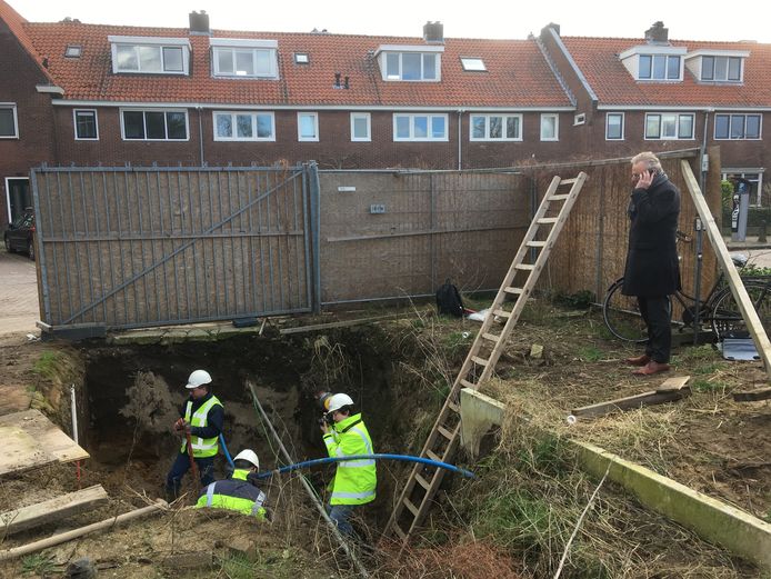 Archeologen doen onderzoek naar de zogeheten knekelput aan de Van Beethovenstraat in Nijmegen. In zo’n kuil  werden restanten van geruimde graven van Begraafplaats Daalseweg herbegraven. Rechts projectontwikkelaar Ton Hendriks. De knekelput werd op zijn bouwterrein ontdekt.