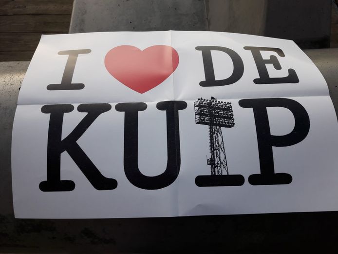 Feyenoord-fans verklaren oude Kuip de liefde door massaal ...