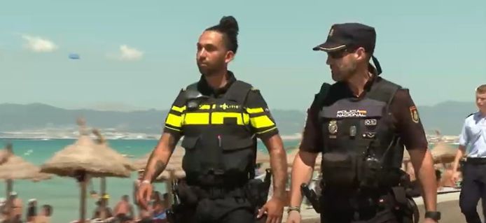 De Nederlandse politieagent Edoardo Villavicencio op patrouille met een Spaanse collega.