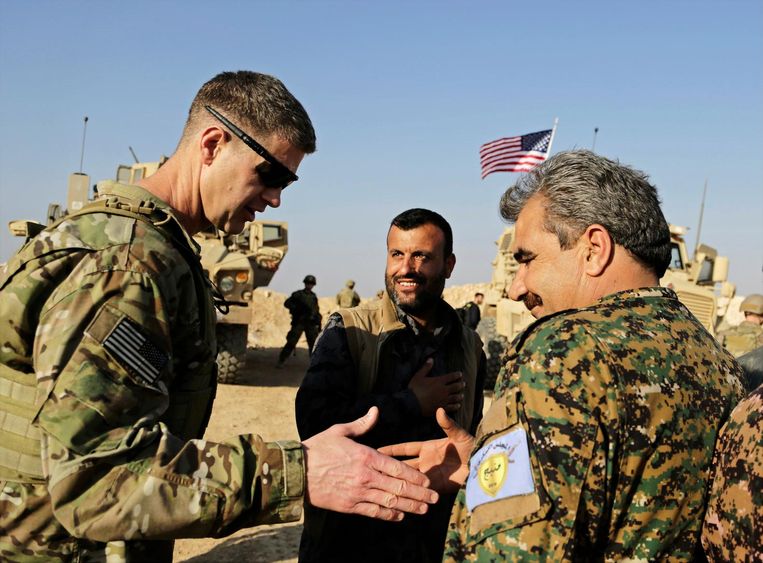 De Amerikaanse Lt. Gen. Paul E. Funk (links) nabij Manbij in het noorden van Syrië Beeld ap