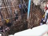 Indiërs redden mensen uit ingestorte waterput bij tempel