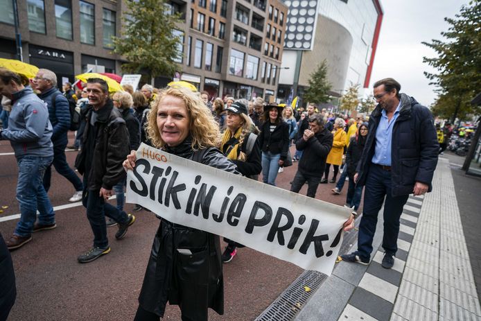 Demonstranten tijdens de Walk of Freedom van Nederland in Verzet tegen onder meer de coronapas, op 17 oktober in Utrecht.