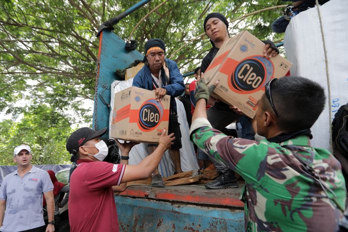 Vrijwilligers lossen hulpgoederen in Palu.