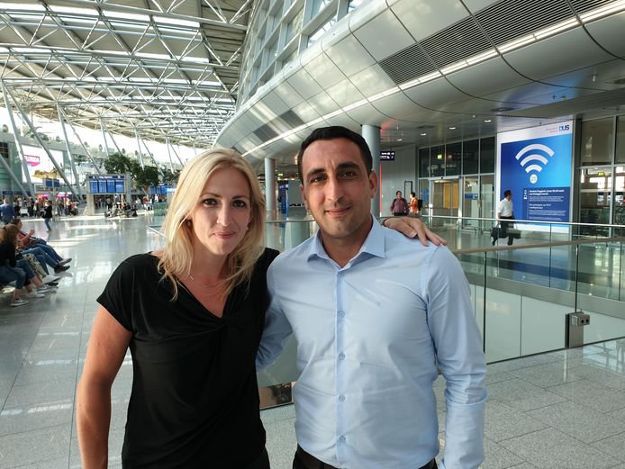 Murat Memis en Lilian Marijnissen op het vliegveld van Düsseldorf.