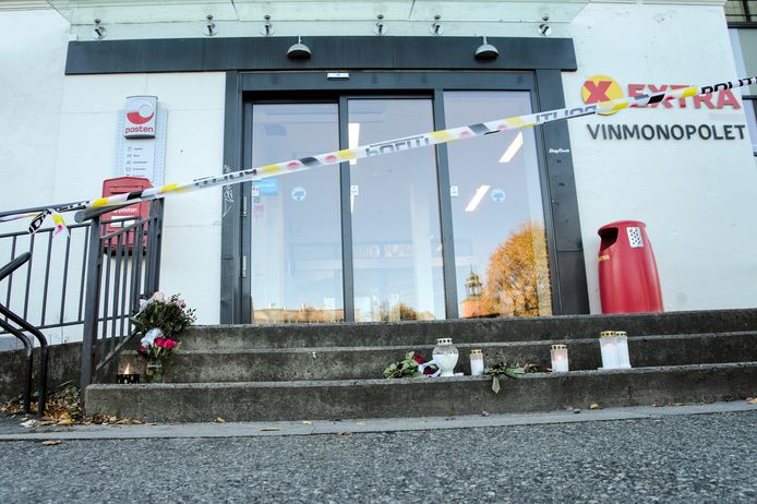 Kaarsen en bloemen voor de supermarkt waar de dader toesloeg en waar het politieonderzoek nog voortduurt.