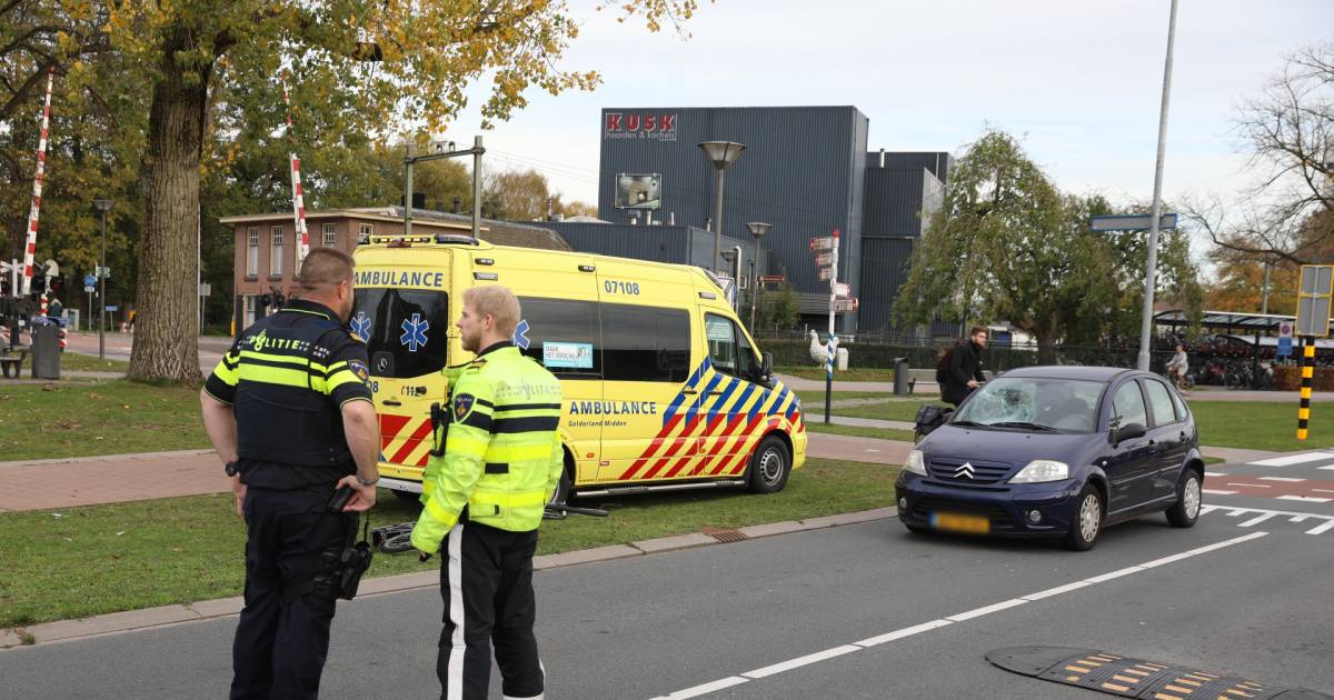 Fietser klapt op voorruit van auto in Barneveld slachtoffer gewond