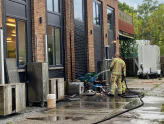 Brandweer blust smeulend materiaal aan restaurant in Sijsele