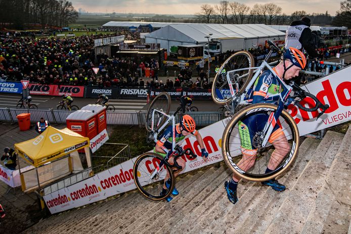 Stan Godrie (voorop) tijdens de wereldbekerwedstrijd in Hoogerheide. Hier gevolgd door zijn inmiddels gestopte ploeggenoot Maik van der Heijden.