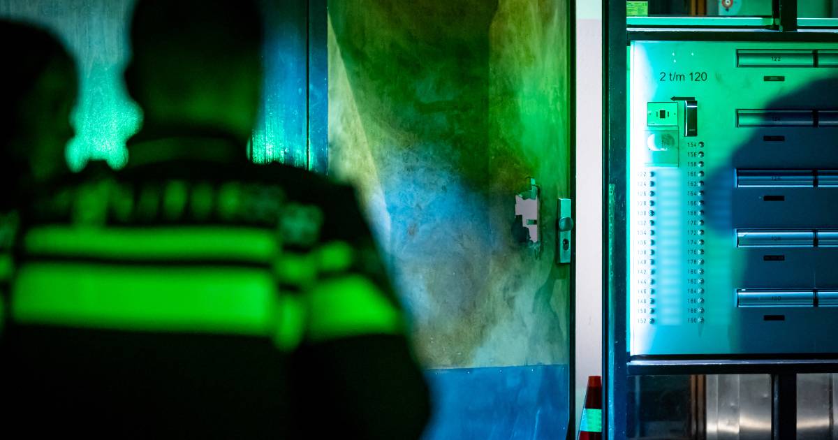 Explosie bij portiekwoning en brand bij coffeeshop in Rotterdam