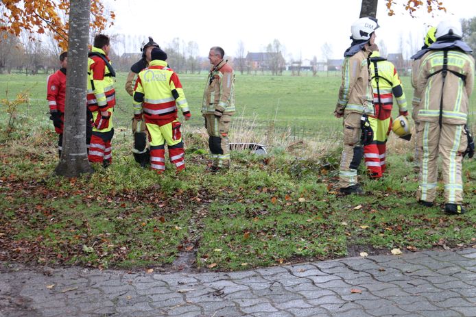 De bestuurder reed in de nacht van zaterdag op zondag in het water en liet er dan zijn voertuig achter.