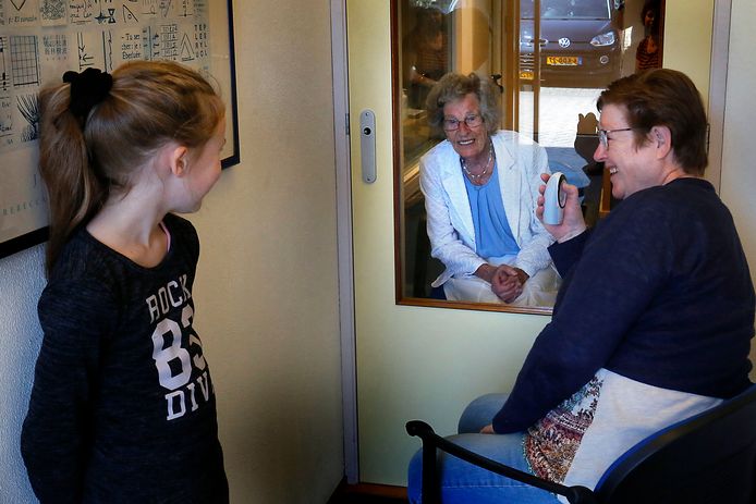 Corrie Blom brengt samen met haar kleindochter Chloe een bezoek aan haar moeder in het verpleeghuis, dat daarvoor een speciale ruimte heeft ingericht.