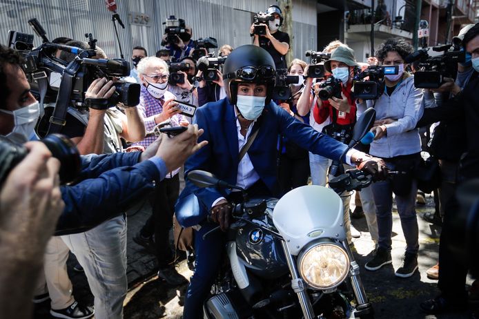 Leopold Luque, Maradona’s dokter, verlaat omstuwd door journalisten per moto het ziekenhuis