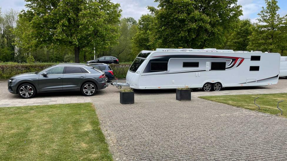 BINNENKIJKEN. Duurste caravan van Europa te koop voor 155.000 euro