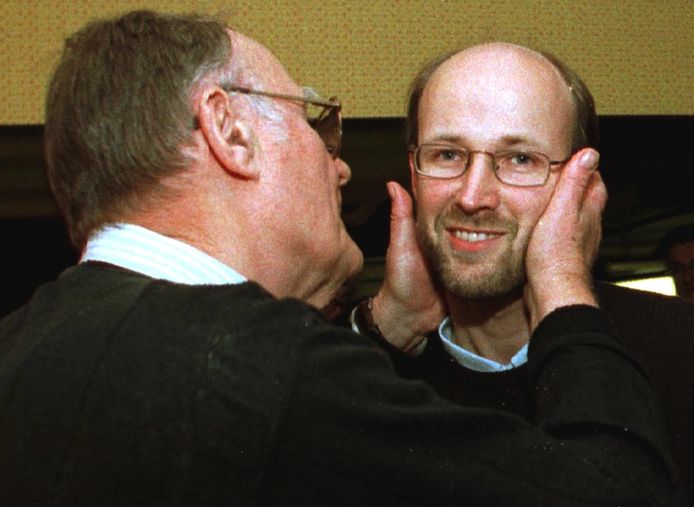 Een foto uit 1999 waarop de intussen overleden Ingvar Kamprad zijn zoon Peter kust.
