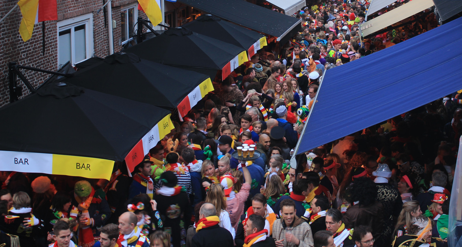 1111 vieren in Den Bosch? Dat kan alleen met een speciaal embleem en polsbandje Foto AD.nl