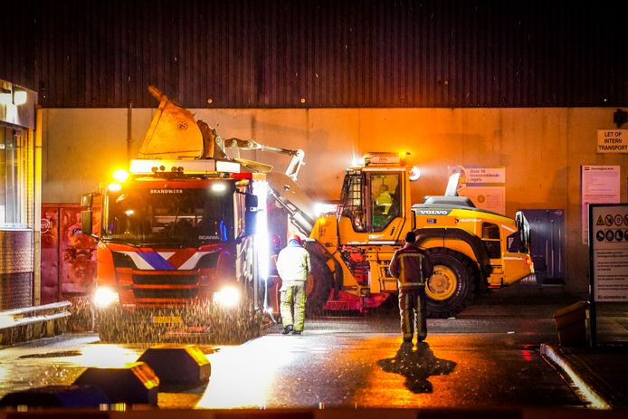 Het vuilnis werd na het afblussen naar buiten gebracht en weggegooid in een container bij de loods van Renewi in Eindhoven.