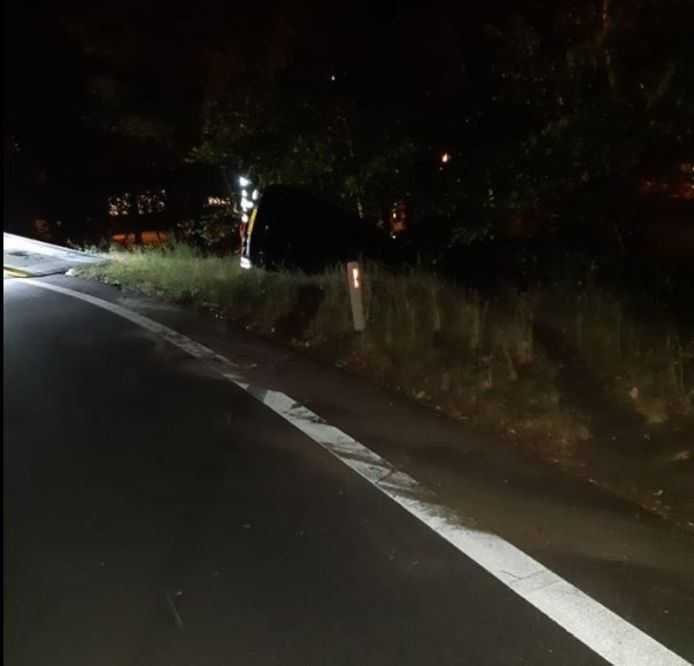 De auto belandde op zijn kant in de berm.
