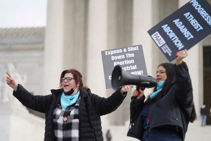 Archiefbeeld 10 december 2021: Lauren Handy (links) en een mede-activiste protesteren tegen abortus voor het Hoorgerechtshof in Washington D.C.