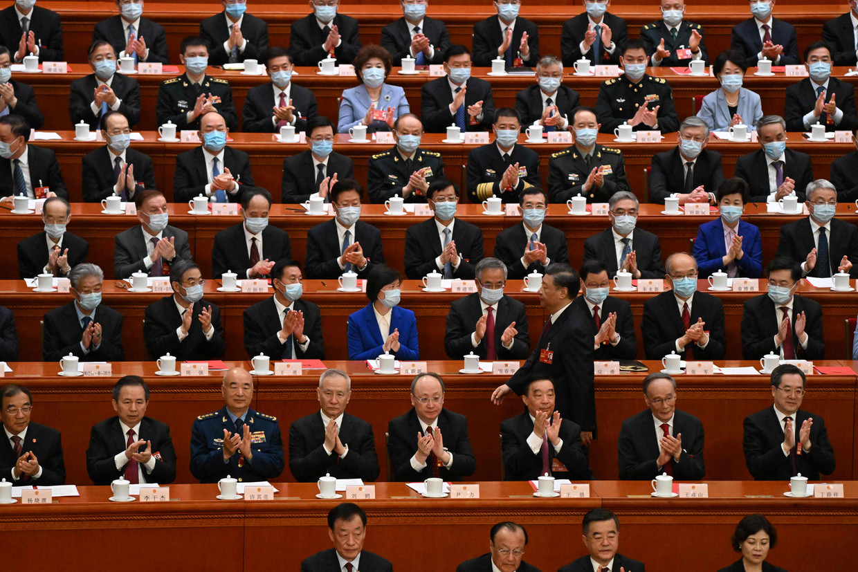 Xi Jinping sprak maandagochtend het Volkscongres in Peking toe. Hij wil dat China een grotere rol in de wereldpolitiek gaat innemen. Beeld AFP