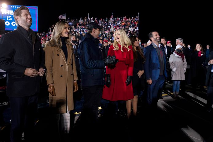 Van links naar rechts Eric Trump zijn vrouw Lara Trump, Ivanka Trump en haar man Jared Kushner en Donald Trump junior en zijn vriendin Kimberly Guilfoyle bij een campagnerally van hun vader voor de verkiezingen van afgelopen maand.