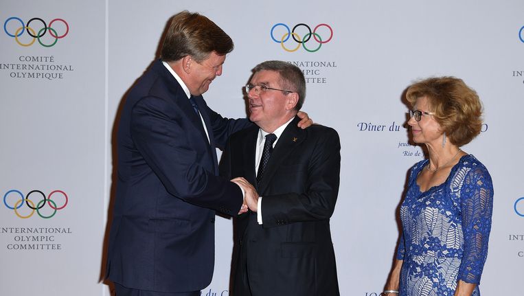 IOC-topman Bach (m) met Koning Willem-Alexander (l) Beeld getty