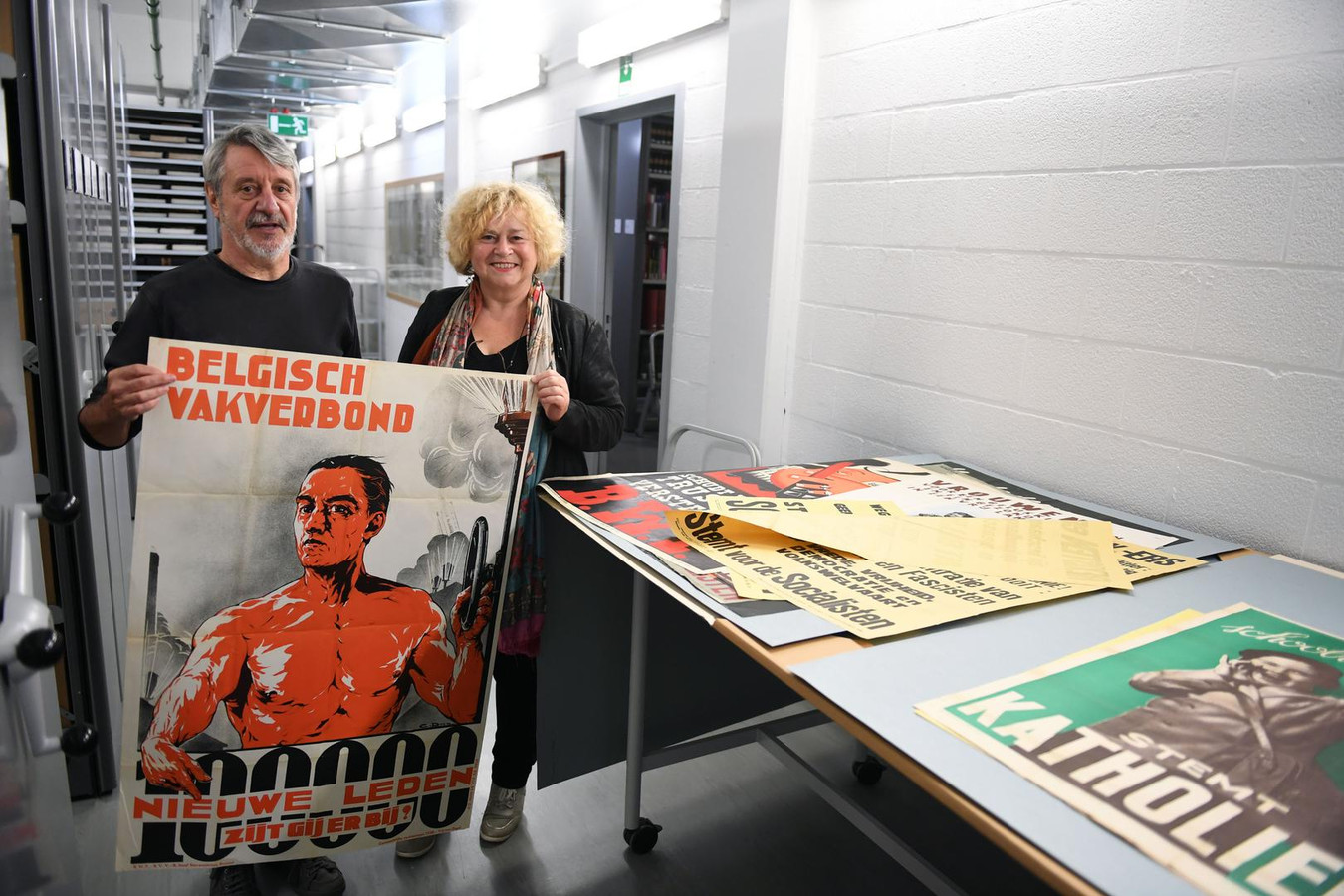 Jaak Brepoels en Denise Vandevoort met de affiches.