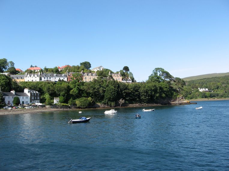 Portree, de grootste plaats op het eiland Skye. Beeld Harmen Van Dijk