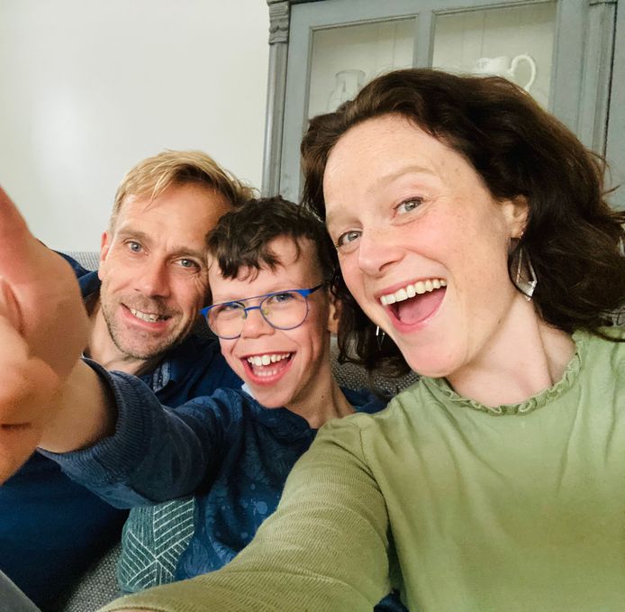 Moeder Maud Meijer-Wilms samen met haar man Robbert-Jan en zoon Arje voor wie Maud hoopt dat hij volgend school seizoen naar het regulier voortgezet onderwijs kan.